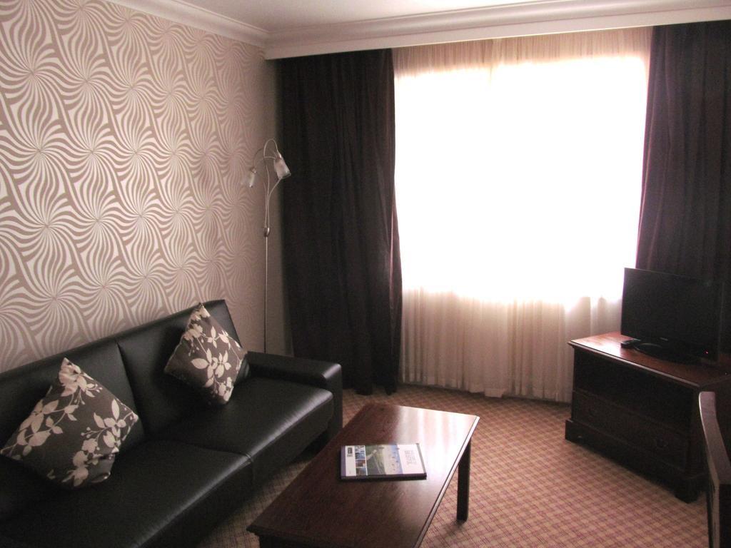 Redwood Hotel Long Ashton ภายนอก รูปภาพ